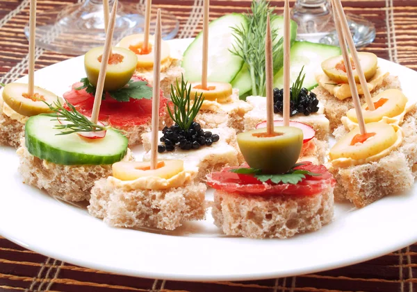 Vegetarian appetizers on sticks — Stock Photo, Image