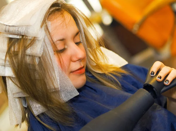 Mujer joven en el estudio de pelo —  Fotos de Stock