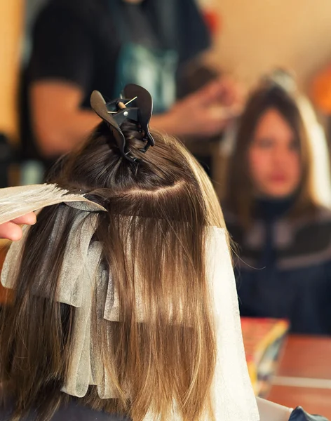 Chica en la peluquería —  Fotos de Stock