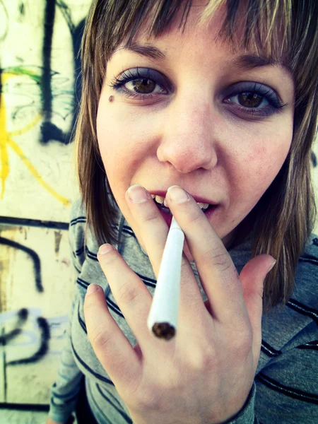 Teenage girl smoking — Stock Photo, Image