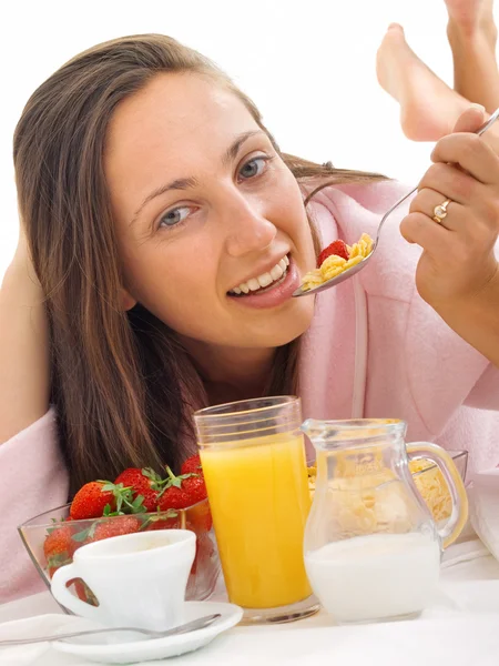 Donna che fa colazione a letto — Foto Stock