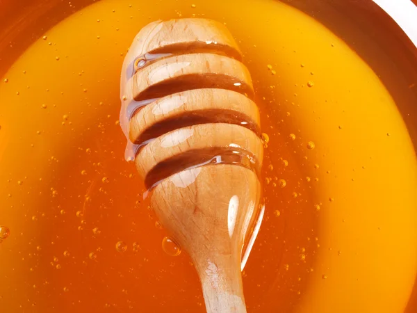 Miel con cazo de madera —  Fotos de Stock