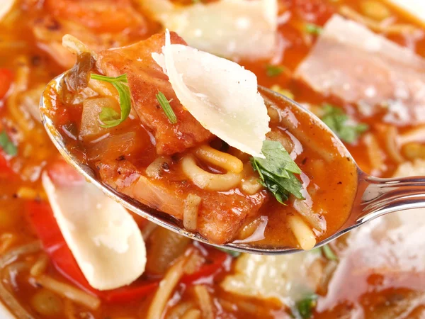 Minestronesoppa med sked — Stockfoto