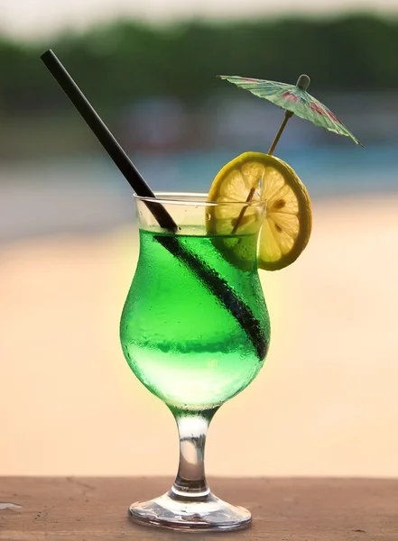 Зеленый коктейль на пляже — стоковое фото