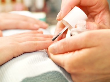 Parmak manikür için hazırlanıyor