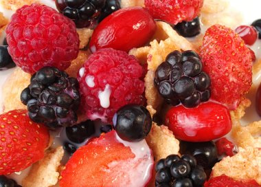 Mısır gevreği kahvaltı çilek ile