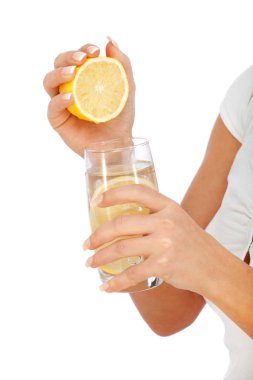 Genç kadın sıkma limon