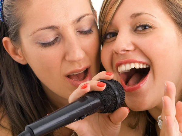 Duas meninas bonitas cantando — Fotografia de Stock