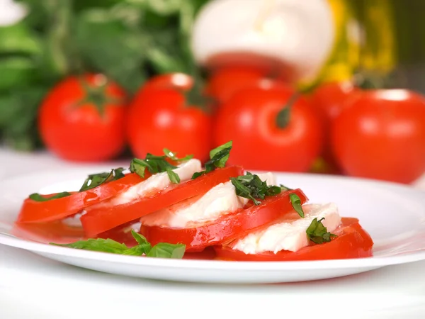 Салат Капрезе с помидорами — стоковое фото