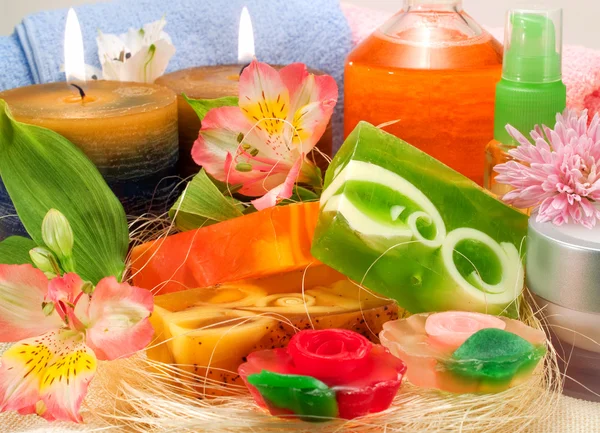 Prodotti Spa con candele, saponi e fiori — Foto Stock