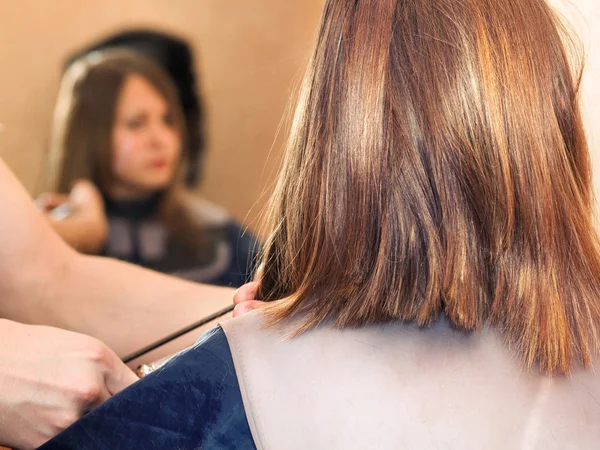 Beautiful woman in hair salon — Stock Photo, Image