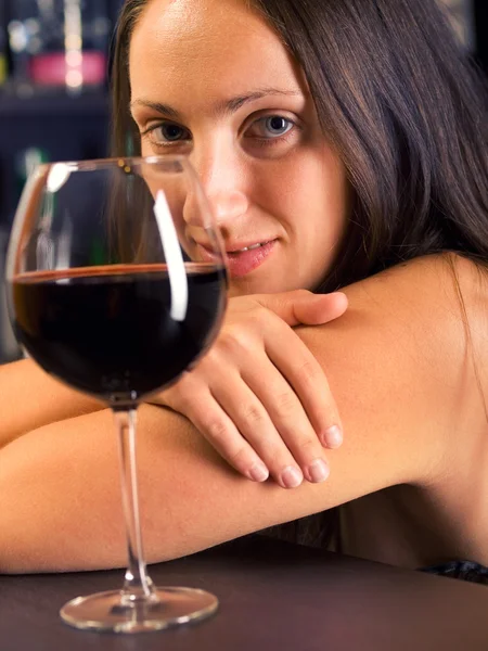 Donna che beve vino — Foto Stock