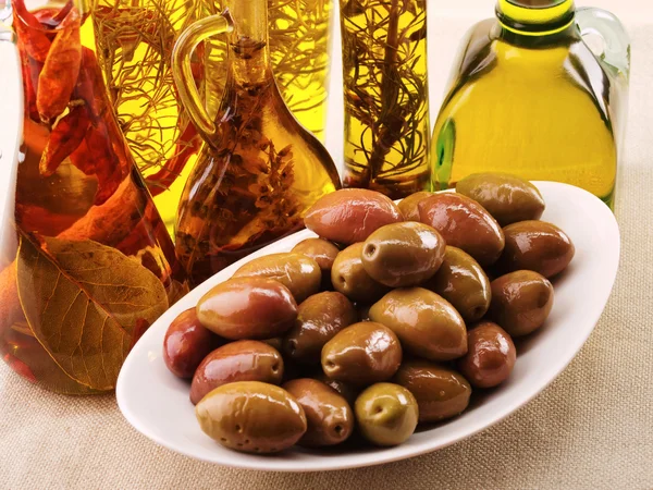 Aceitunas en plato con aceite de oliva — Foto de Stock