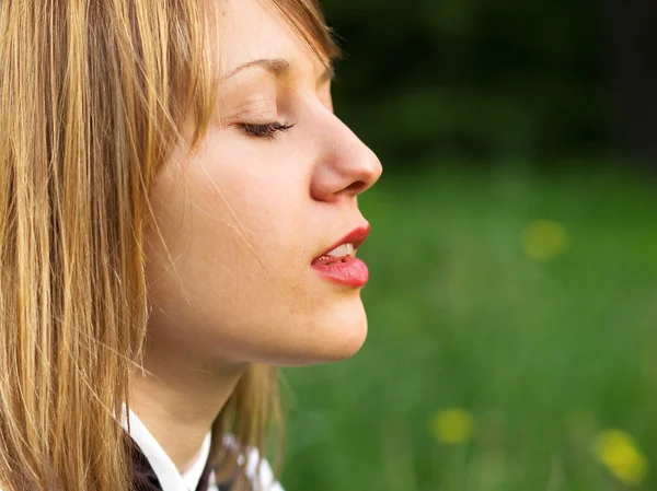 Adolescente ragazza all'aperto — Foto Stock