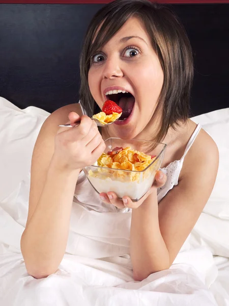 Mujer tirando el desayuno — Foto de Stock