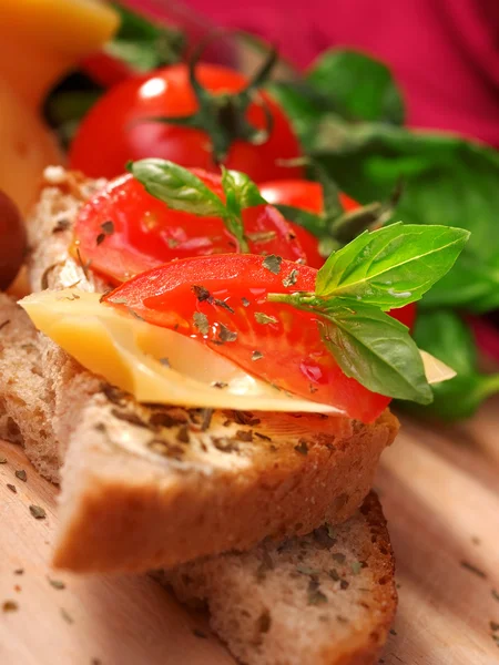 Sandwich au fromage avec tomate — Photo