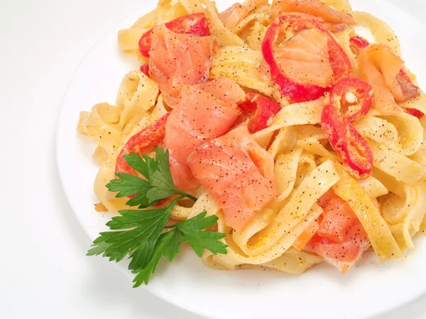 Tagliatelle con salmone — Foto Stock