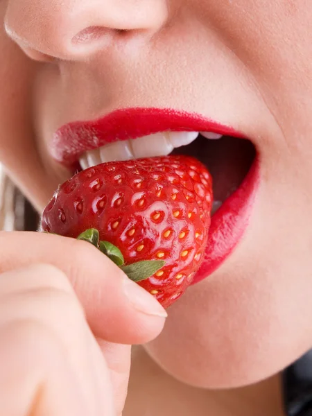 Mujer joven comiendo fresa —  Fotos de Stock