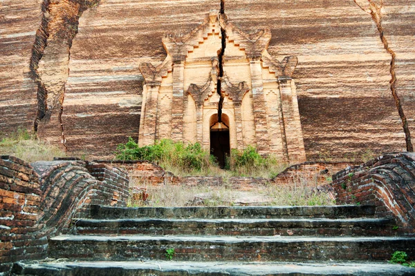 在 Mingun，缅甸未完成的宝塔 — 图库照片