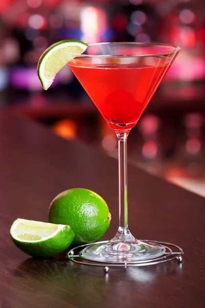 Cosmopolitan cocktail in bar — Stock Photo, Image