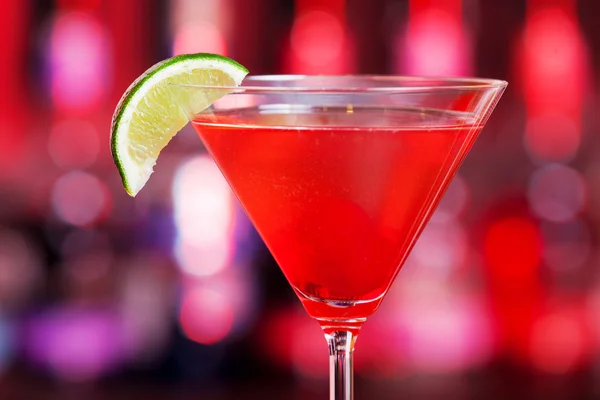 Cosmopolitan cocktail in bar — Stock Photo, Image