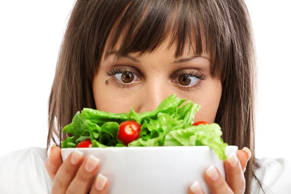 Donna che prepara insalata sana — Foto Stock