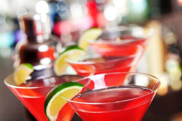 Cosmopolitan cocktail in bar — Stock Photo, Image