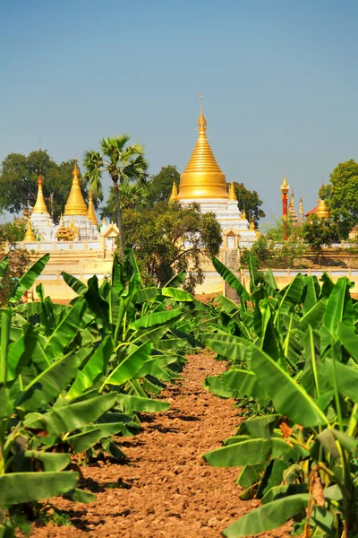 Innwa pagoda cerca de Mandalay, Myanmar — Foto de Stock