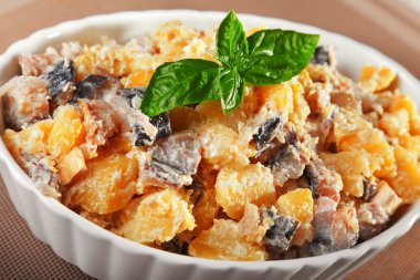 Patates salatası ile marine edilmiş balık