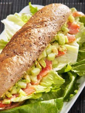 Somon ve avokado ile sandviç.