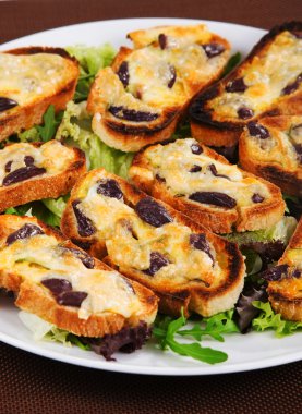 Bruschetta zeytin ve mozzarella ile