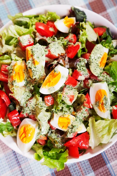 Salada com tomates e ovos cozidos — Fotografia de Stock