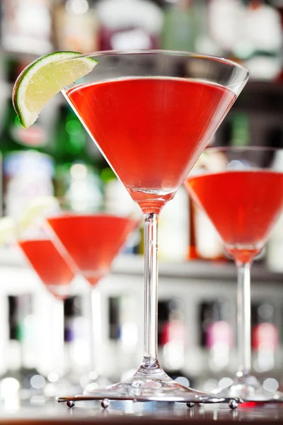 Kosmopolitische cocktail in bar — Stockfoto