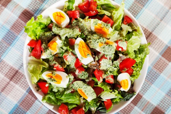Salat mit Tomaten und gekochten Eiern — Stockfoto