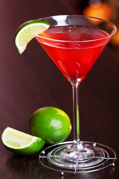 Cocktail cosmopolita em vidro — Fotografia de Stock