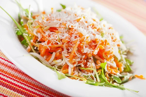 Salad dengan wortel dan keju — Stok Foto