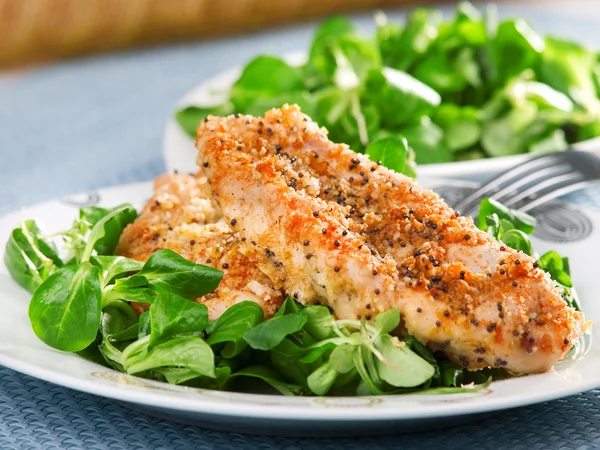 Gebratenes Huhn mit Salat — Stockfoto