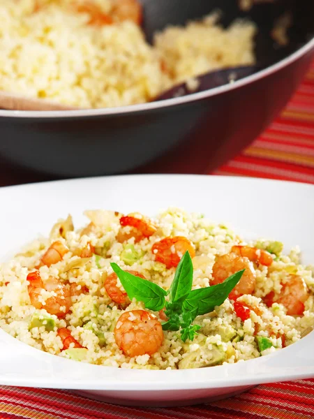 Couscous aux crevettes et salade d'avocats — Photo