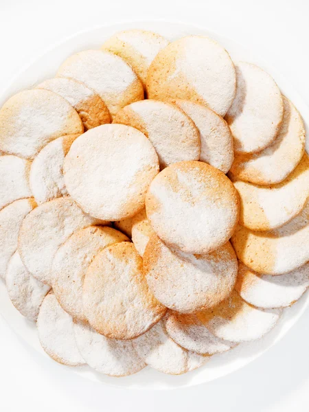 Biscoitos caseiros em placa branca — Fotografia de Stock