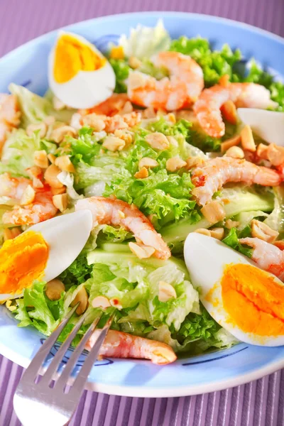 Mediterranean salad with shrimps and eggs — Stock Photo, Image