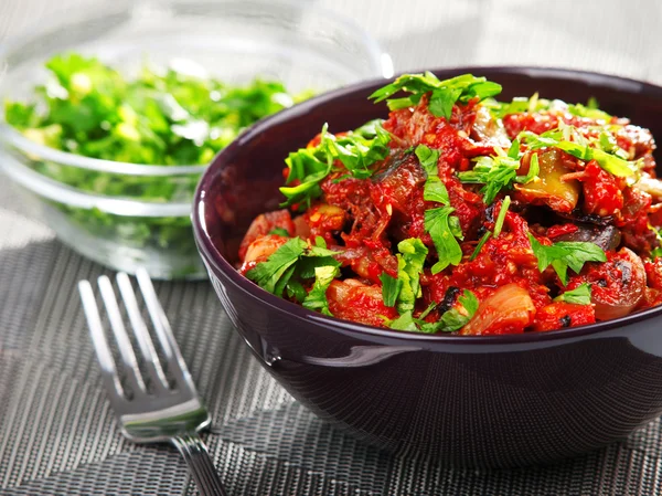 Curry d'aubergines avec salade — Photo