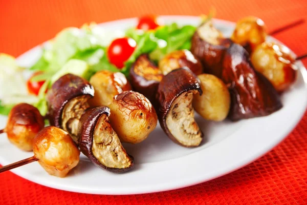 Aubergine grillspett med grönsaker — Stockfoto