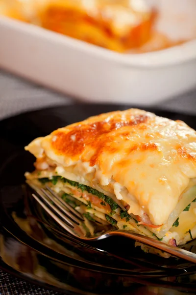 Lasagne in schotel op tafel — Stockfoto