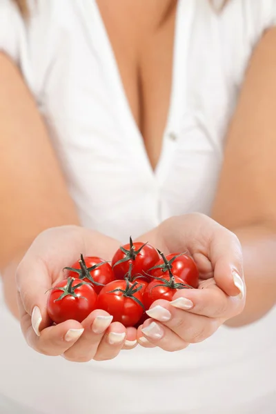 Jeune femme tenant des tomates cerises — Photo