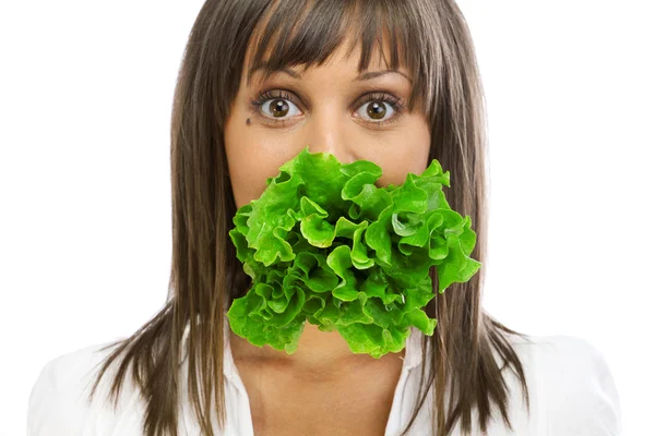 Mujer joven comiendo ensalada fresca — Foto de Stock