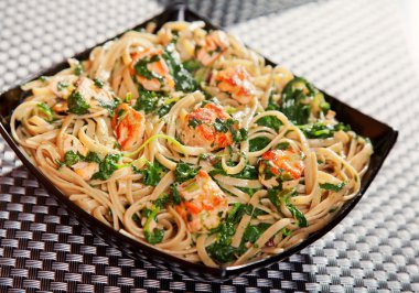 Fettuccine somon ve ıspanak ile