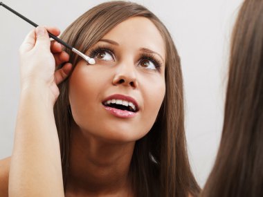 Makyaj Uygulayan Kadın