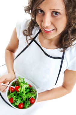 Salata yiyen genç kadın.