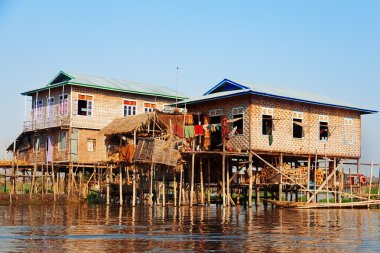 Inle Gölü içinde yüzen köy evleri