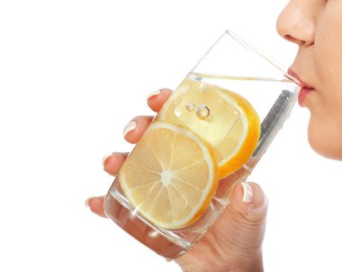 Kadın içme suyu limon